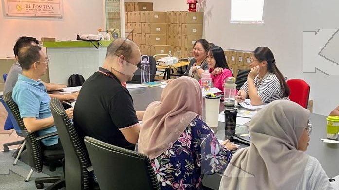 Participants at the table in a Kognifi Anti-Bribery and Anti-Corruption class