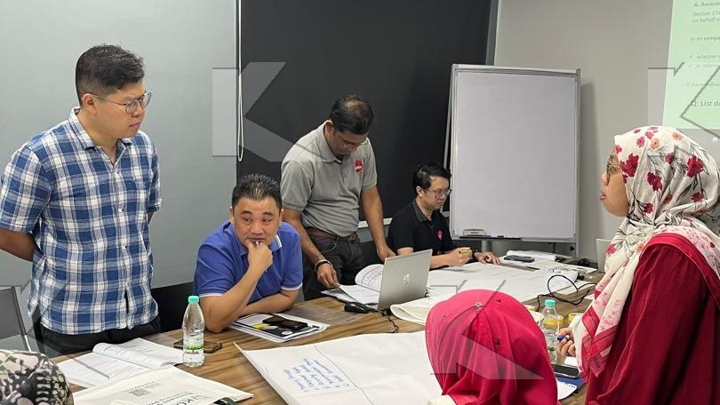 Teams discuss a bribery case in a Kognifi Anti-Bribery and Anti-Corruption class