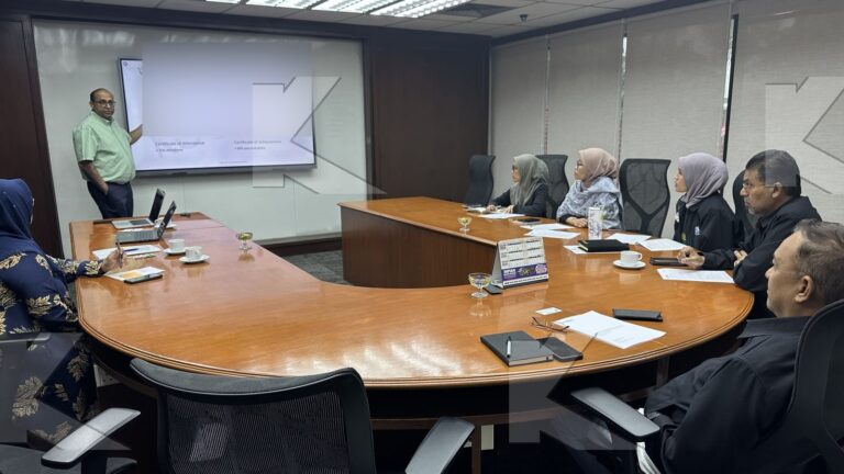 The trainer presents to a full boardroom in a Kognifi Brand Strategy and Storytelling class