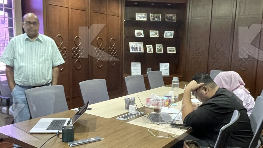 The trainer and participants at the table in a Kognifi Brand Strategy class