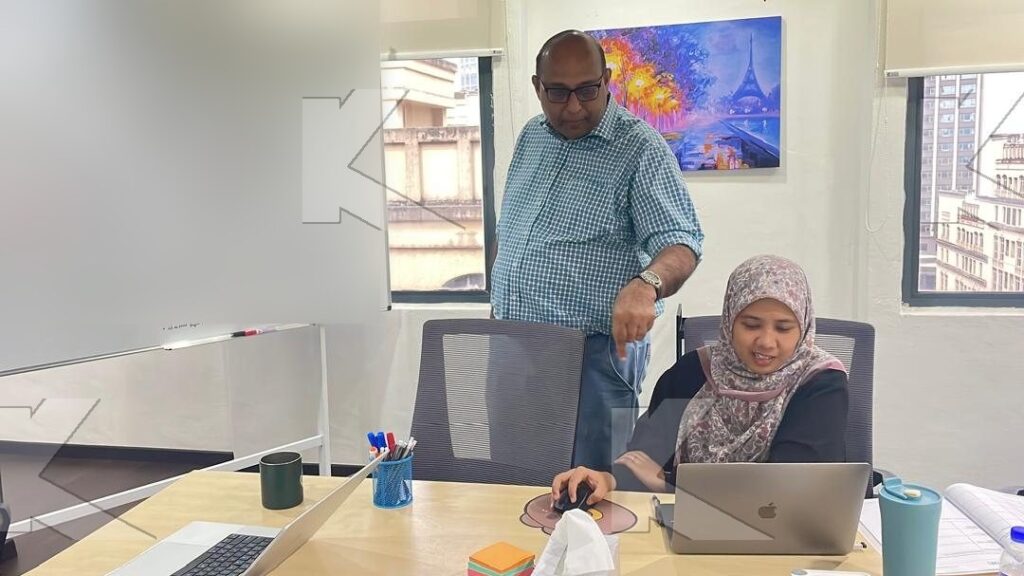 The trainer coaches a participant in a Kognifi Content Marketing class