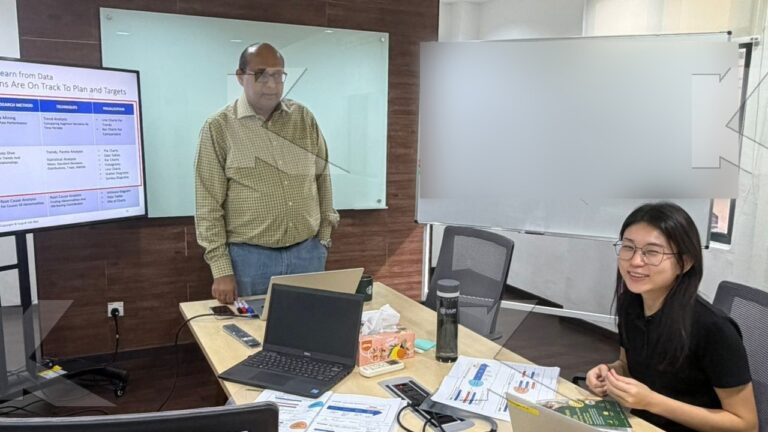 A participant builds a chart in a Kognifi Business Presentation with Data Visualization class