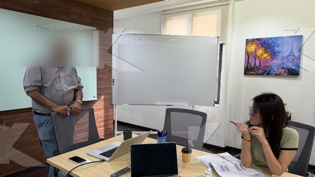 The trainer guides a participant in a Kognifi Business Presentation with Data Visualization class