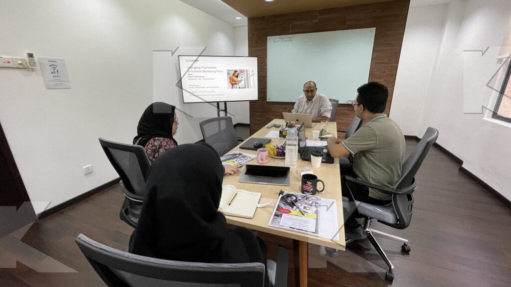 Participants discuss a marketing plan in a Kognifi Digital Marketing class