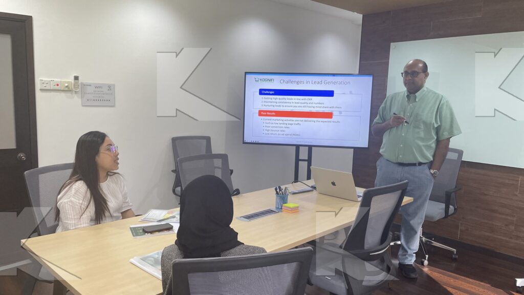 Trainer explains lead generation to participants in a Kognifi Digital Marketing class
