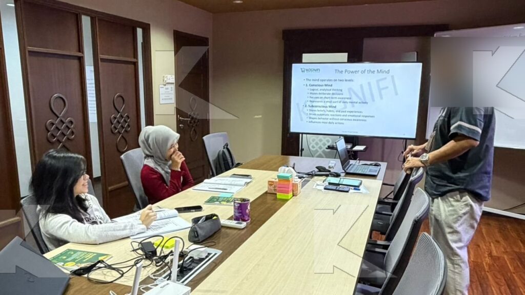 The trainer leads a discussion in a Kognifi Leadership Reimagined class