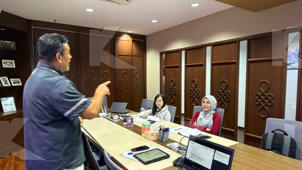 The trainer engages participants in a Kognifi Leadership Reimagined class
