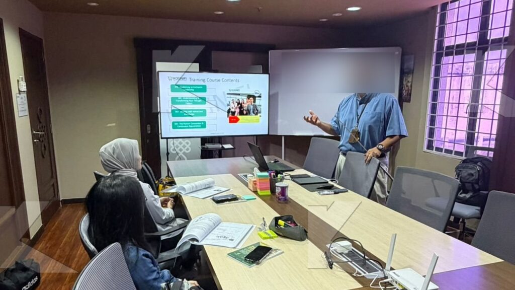 The trainer presents in a Kognifi Leadership Reimagined class