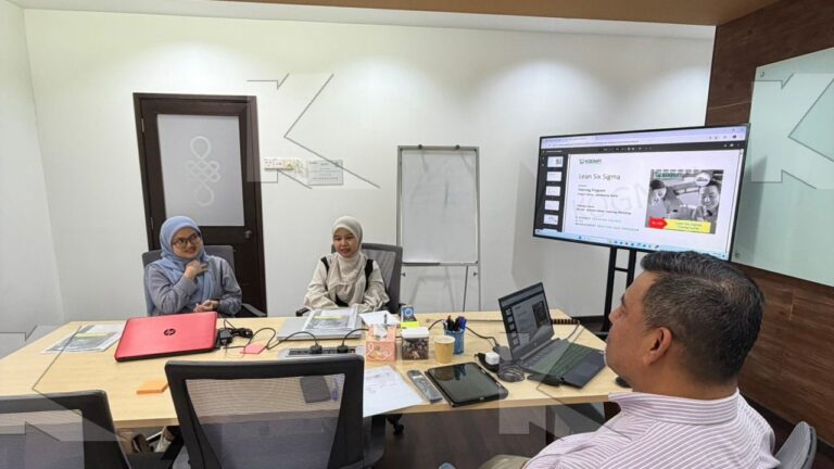 Participants discuss round the table in a Kognifi Lean Six Sigma class