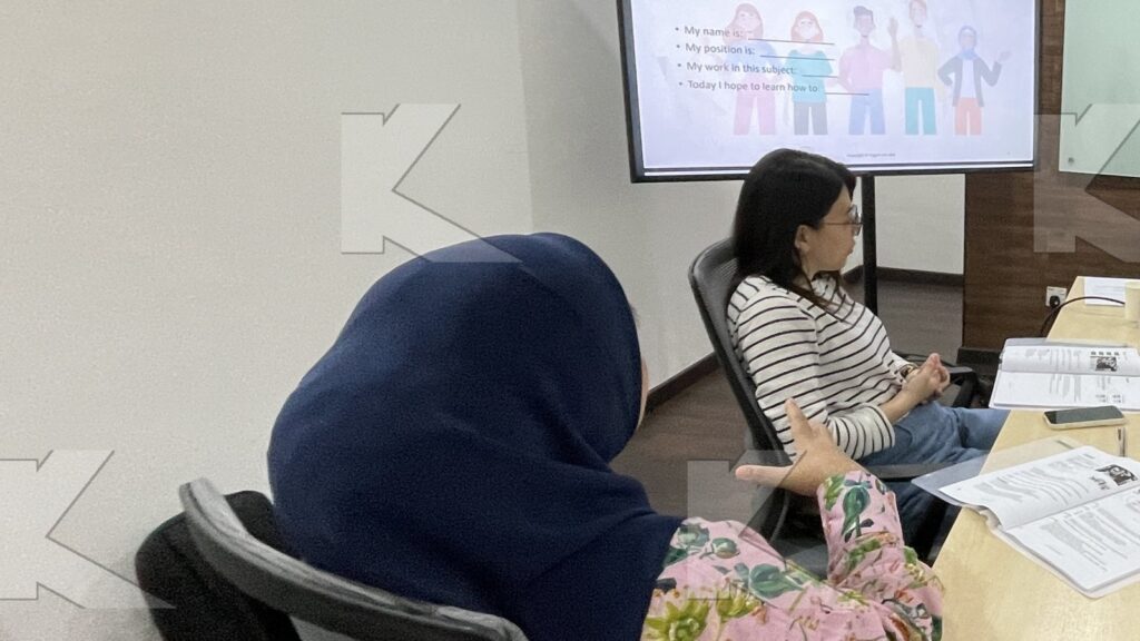 Participants introduce themselves in a Kognifi Negotiation Skills class