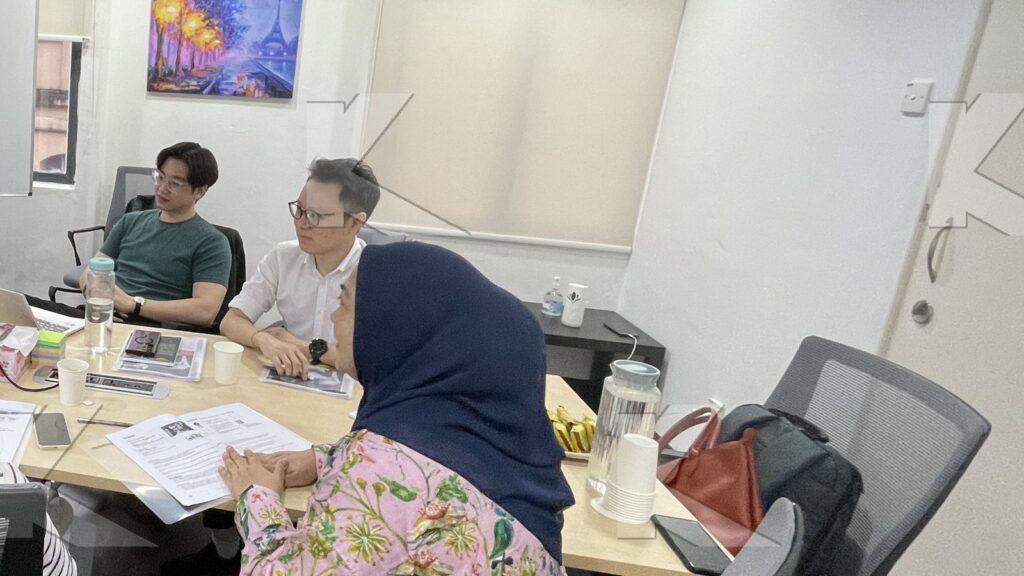 Participants in a group discussion in a Kognifi Negotiation Skills class