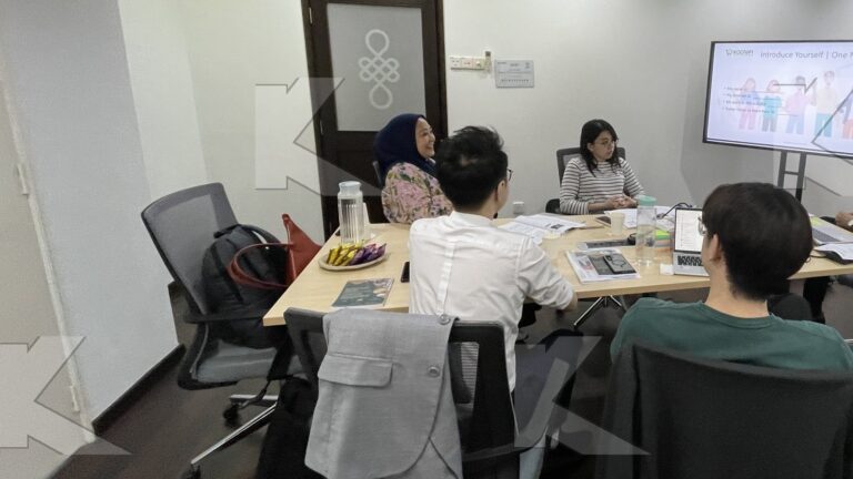 Participants talk around the table in a Kognifi Negotiation Skills class