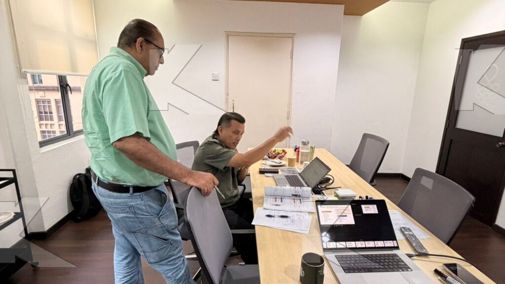 The trainer guides a participant in a Kognifi Presentation Skills class