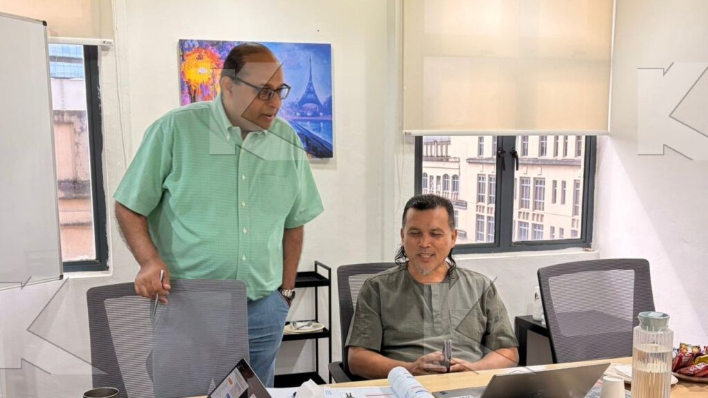 The trainer gives feedback to a participant in a Kognifi Presentation Skills class