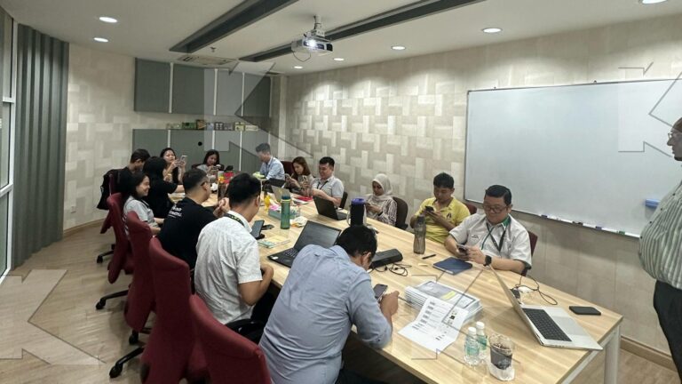Participants follow the session at their laptops in an in-house Kognifi Sales Negotiation class