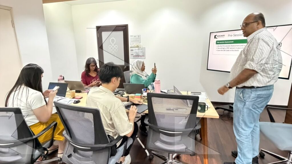 Trainer walks the class through a pre-session exercise on screen in a Kognifi SEO Copywriting class