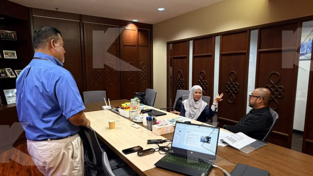 The trainer leads a discussion in a Kognifi Effective Supervisory Skills class