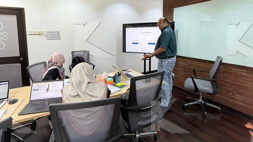 Participants follow a live WordPress demo on screen in a Kognifi WordPress for Digital Marketing class