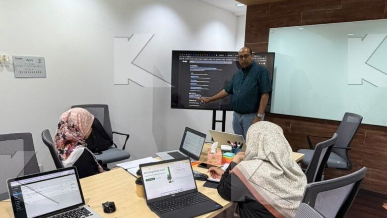 Trainer shows a WordPress dashboard on screen while participants follow on their laptops in a Kognifi WordPress for Digital Marketing class