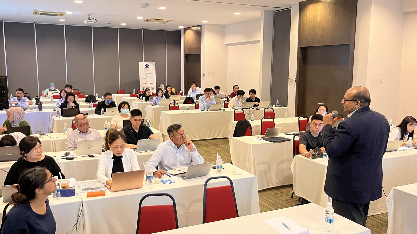 Logarajah Thambyrajah facilitating an AI workflow session for project managers